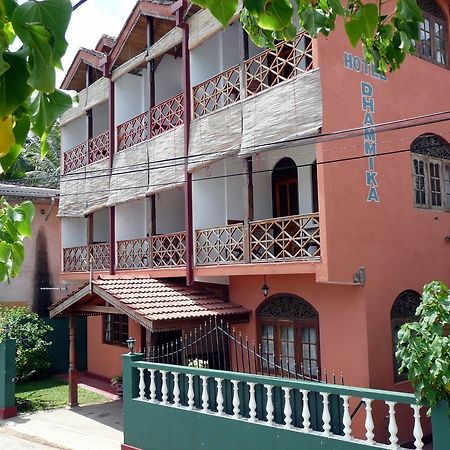 Hotel Dhammika Unawatuna Buitenkant foto