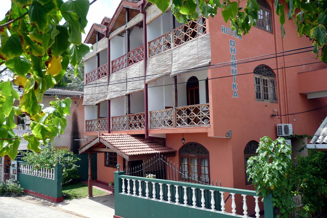 Hotel Dhammika Unawatuna Buitenkant foto