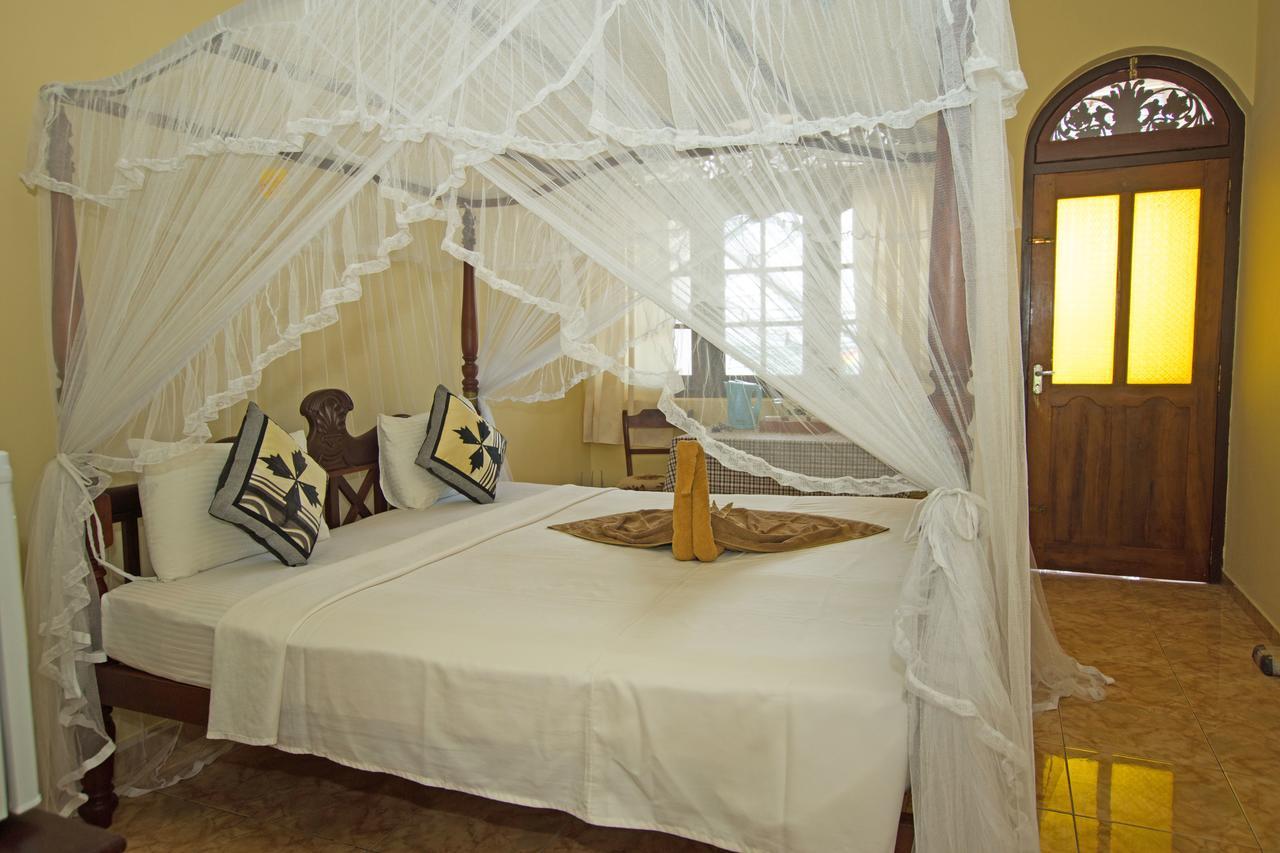 Hotel Dhammika Unawatuna Buitenkant foto